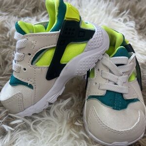 Nike Kids Sport Sneakers in White, Green and Yellow